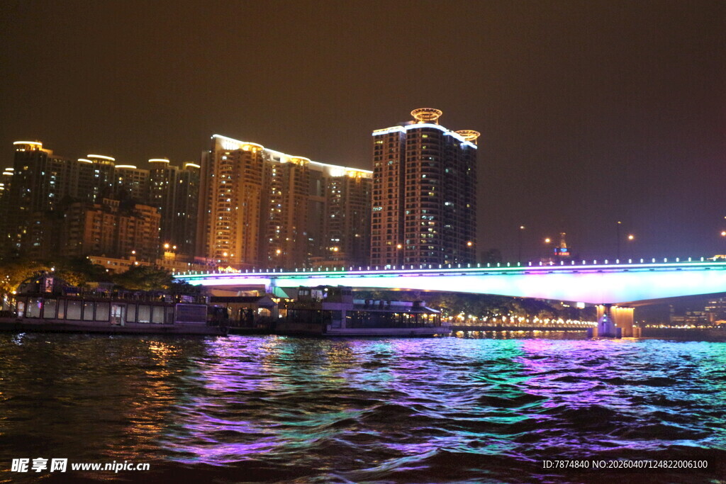城市夜景下的绚丽河畔风光