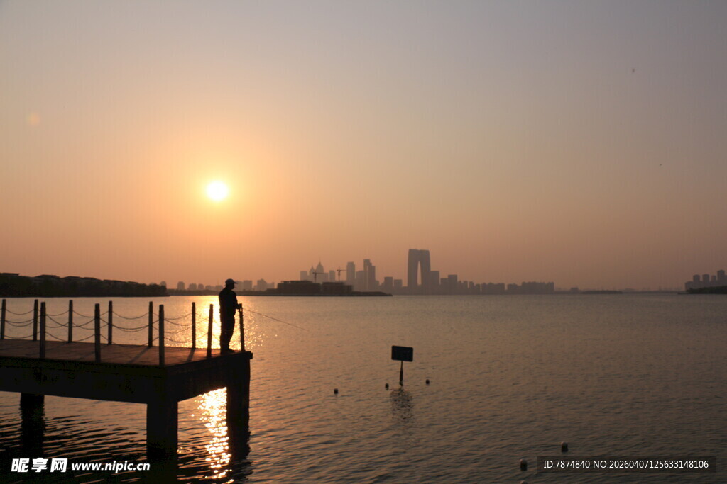 夕阳下的湖畔独钓者