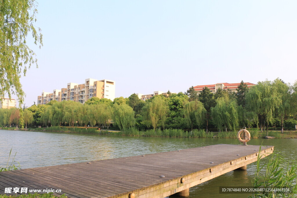 湖畔木栈道风景