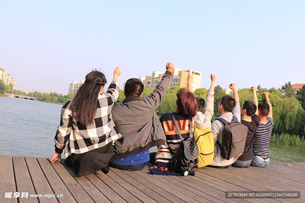 青春伙伴河畔惬意时光