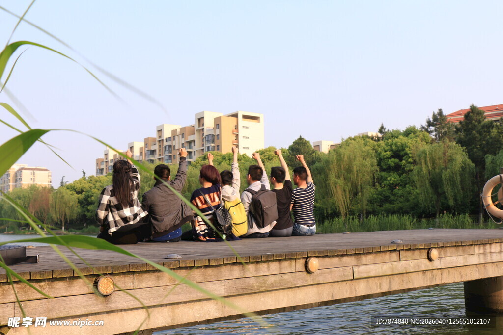 桥上人群休憩赏景画面