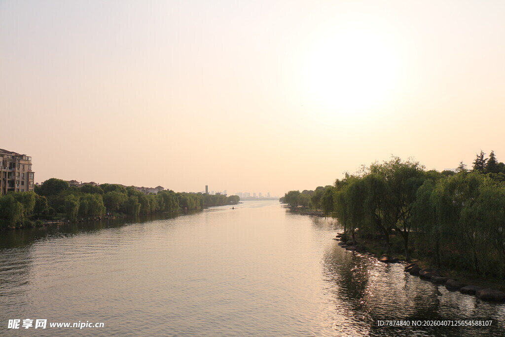 河畔夕阳下的静谧风光