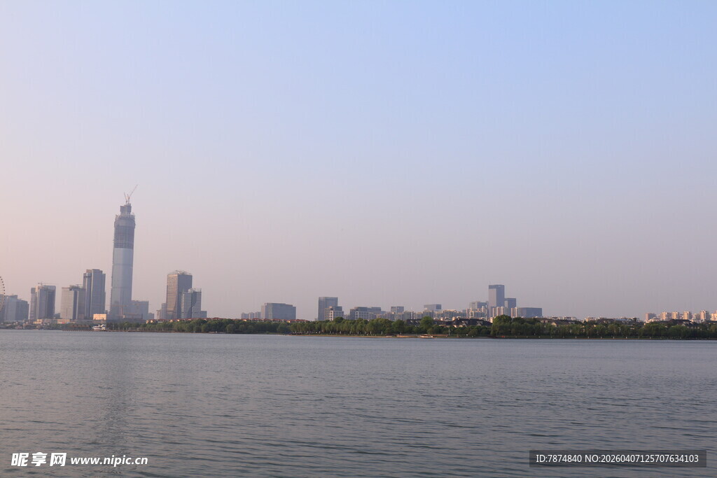 城市河畔天际线美景