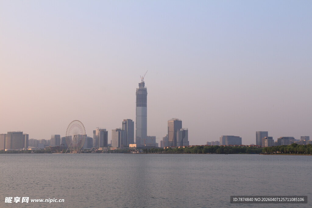 湖畔城市天际线风光