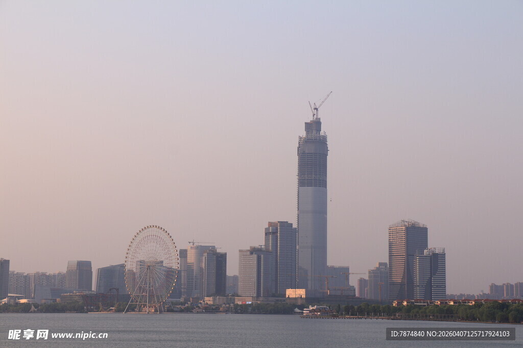 城市天际线与河畔摩天大楼