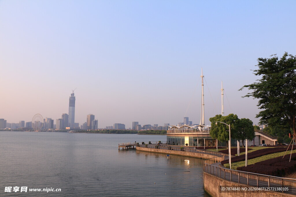 城市河畔风光