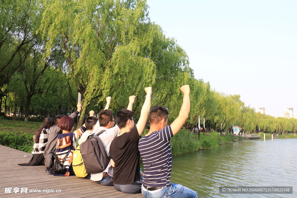 湖边人群惬意享受美好时光