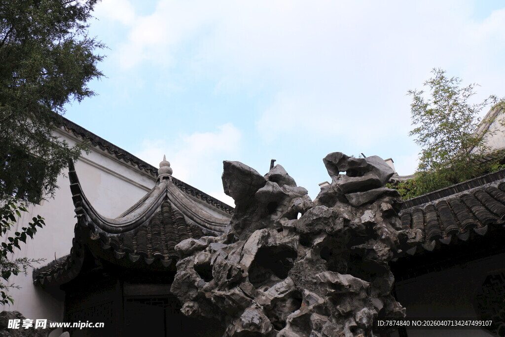 中式庭院中的精美石雕