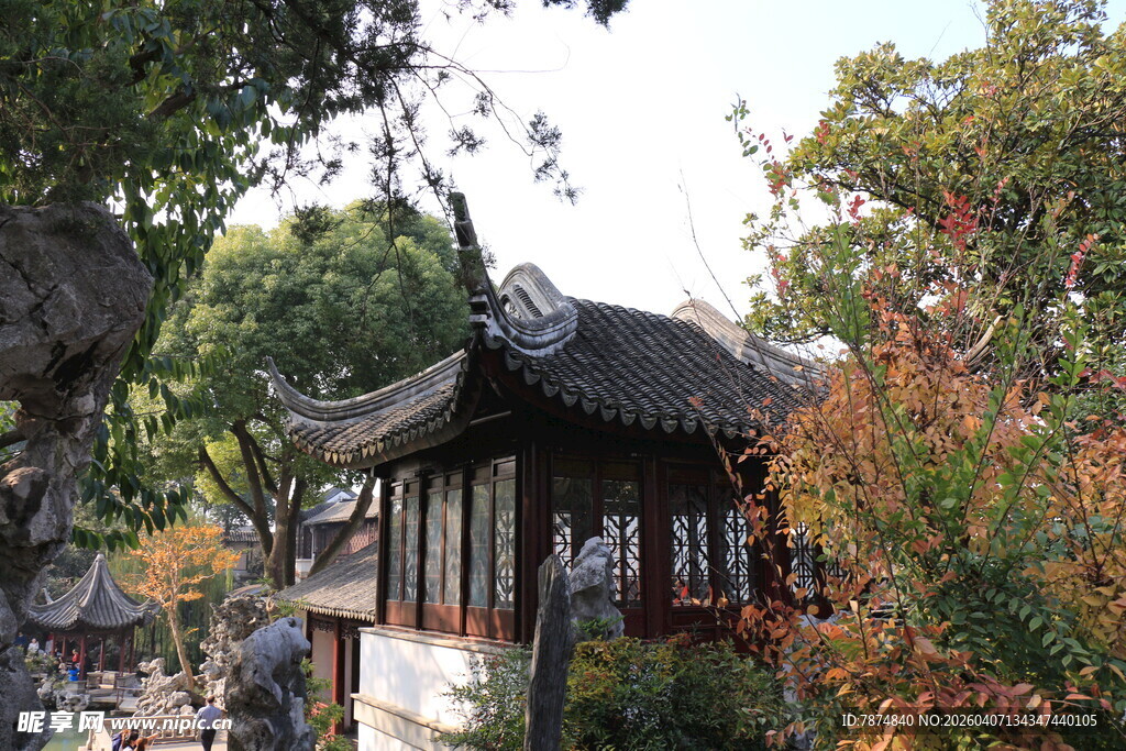 中式园林中的古朴亭子