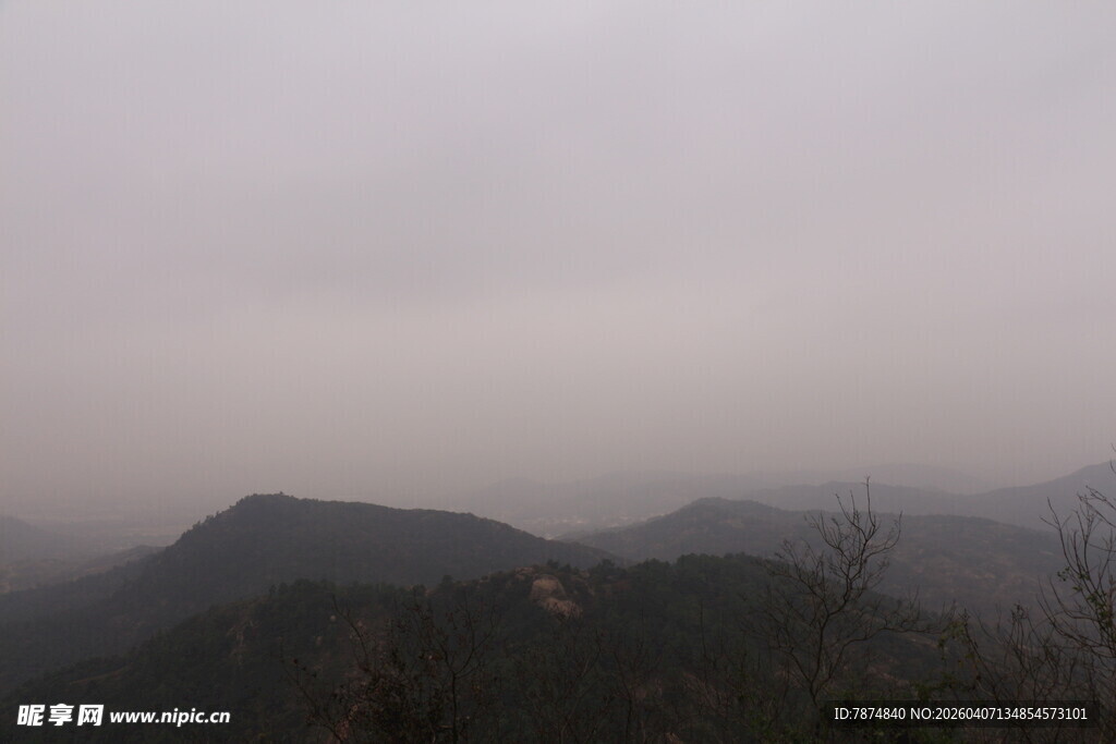 雾霭中的山峦景色