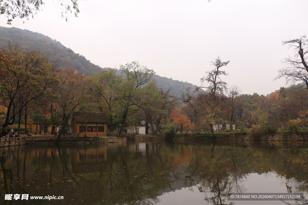 秋日湖畔山林美景
