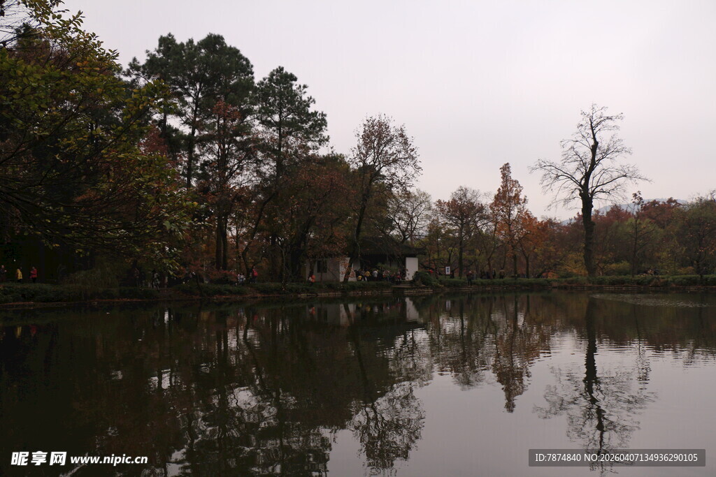 秋日湖边静谧倒影景色
