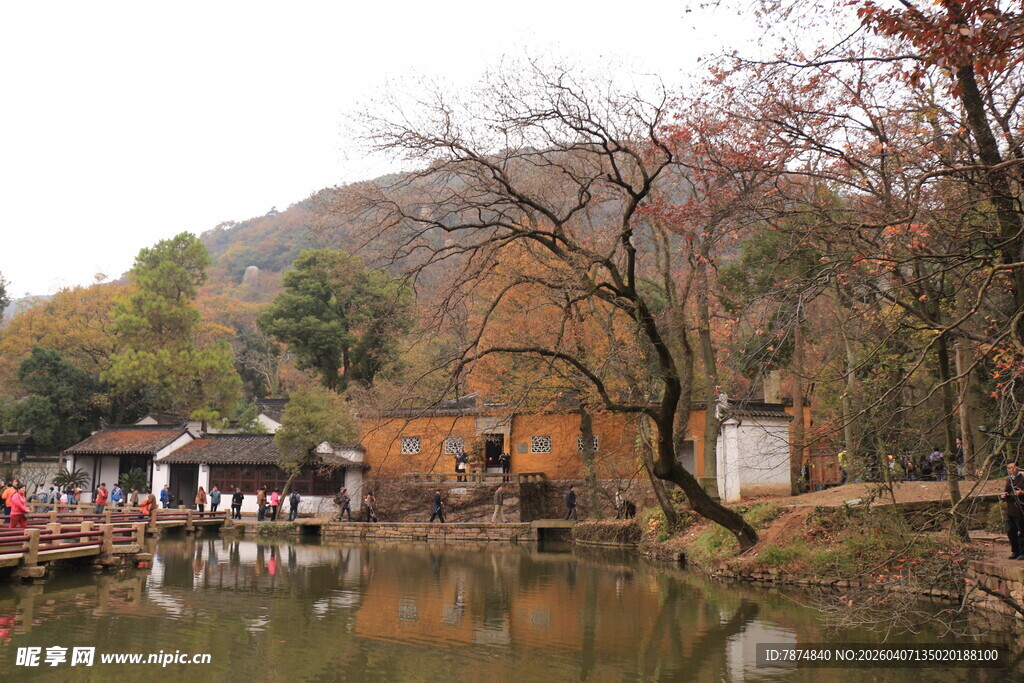 秋日湖畔中式景致