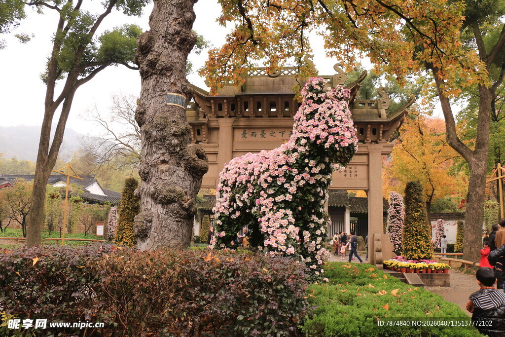 秋日园林中的精美花卉雕塑