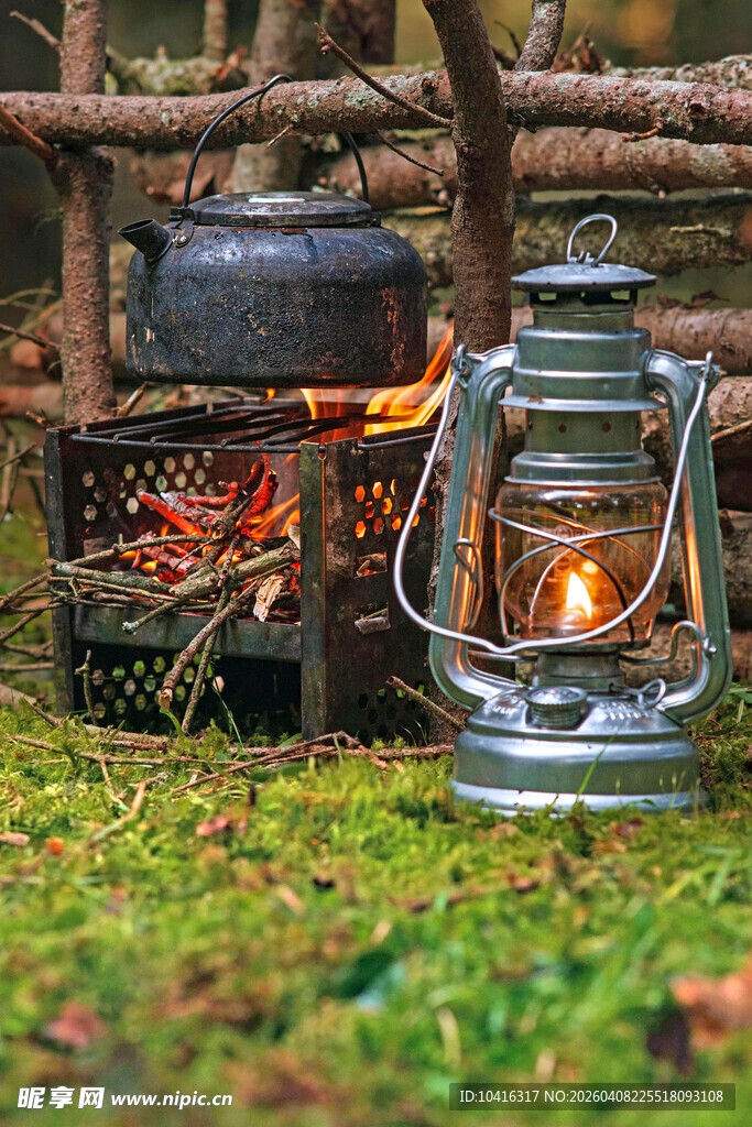 野营篝火与马灯