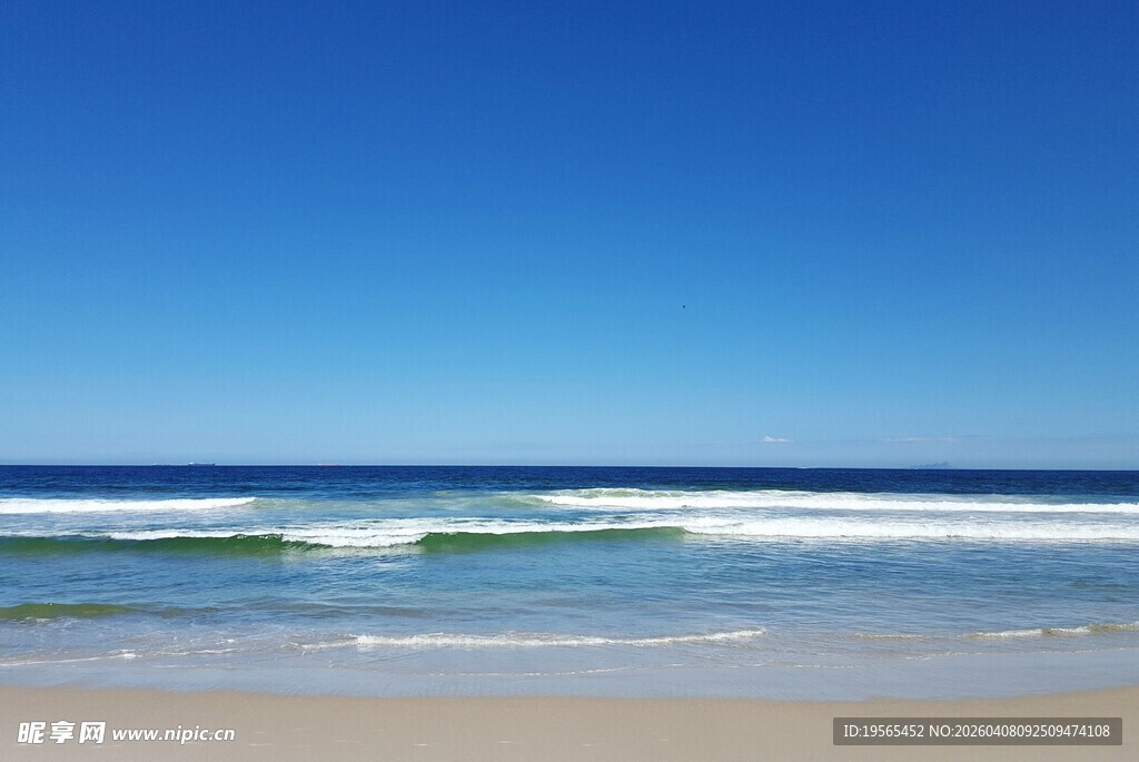 蔚蓝海岸的海浪美景