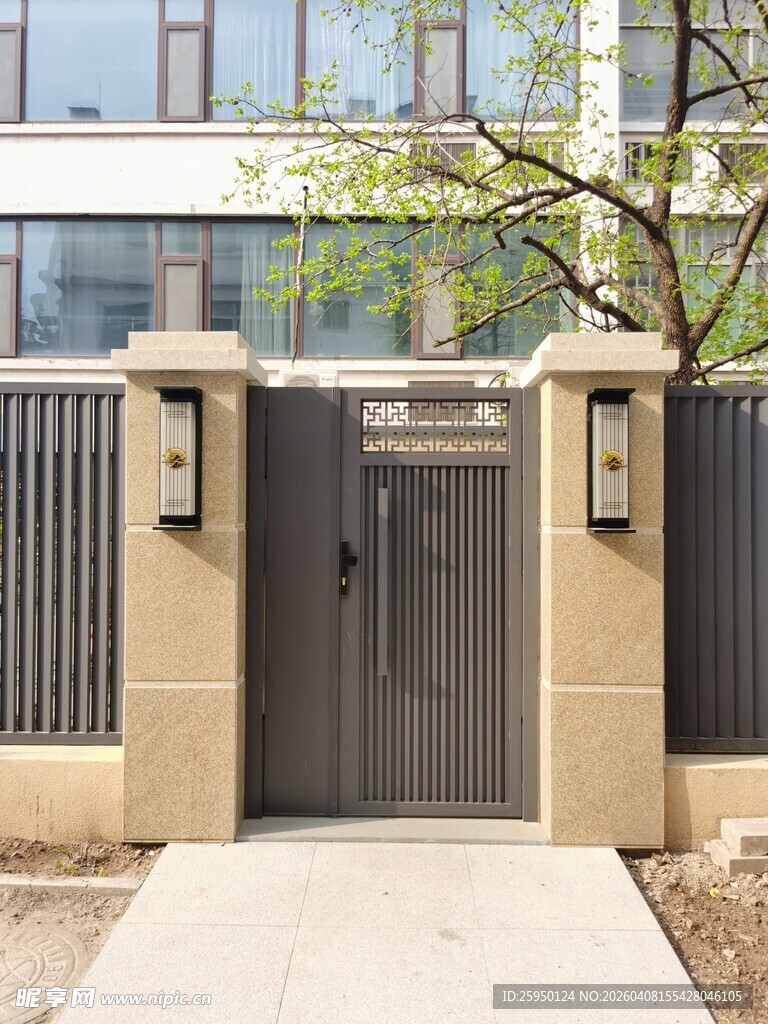 现代简约风格庭院入户门