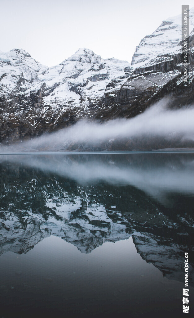 雪山映湖景