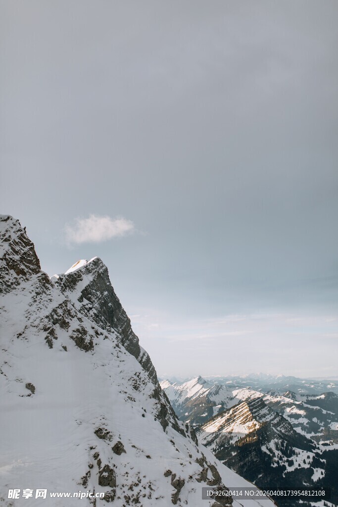 雪山之巅壮丽景观