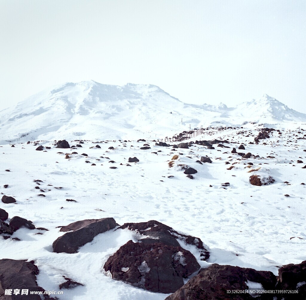 雪覆山石的壮丽山景