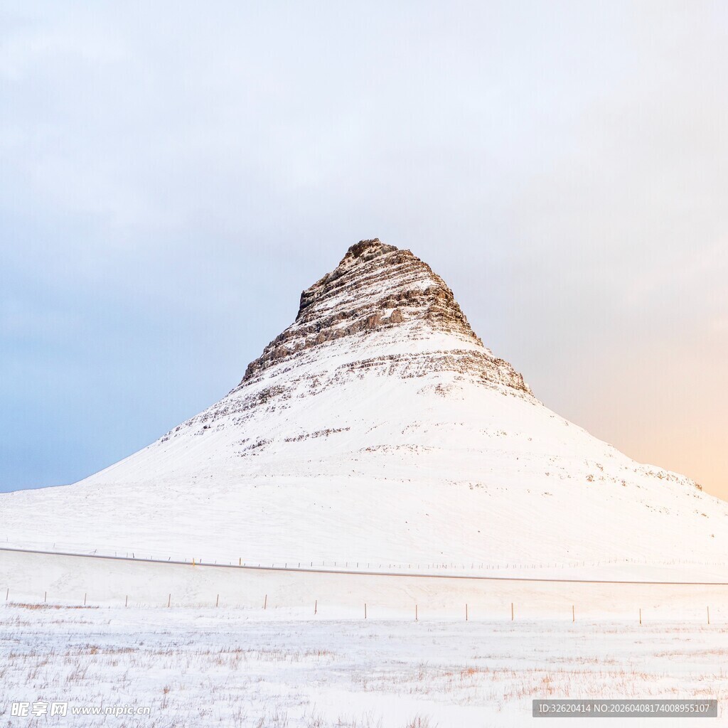 雪山孤峰