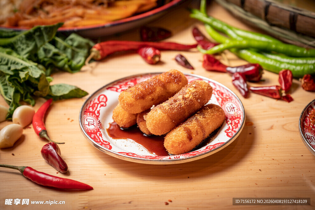 红糖糍粑美味炸物摆于多彩食材间