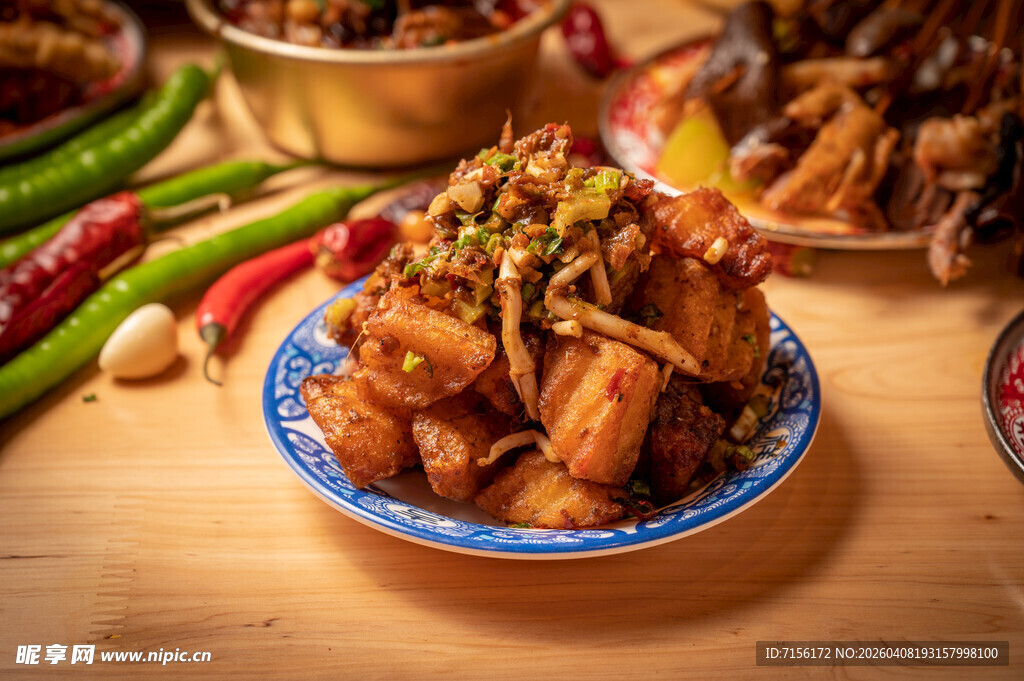 炸土豆块锅美味卤味摆放在木桌上