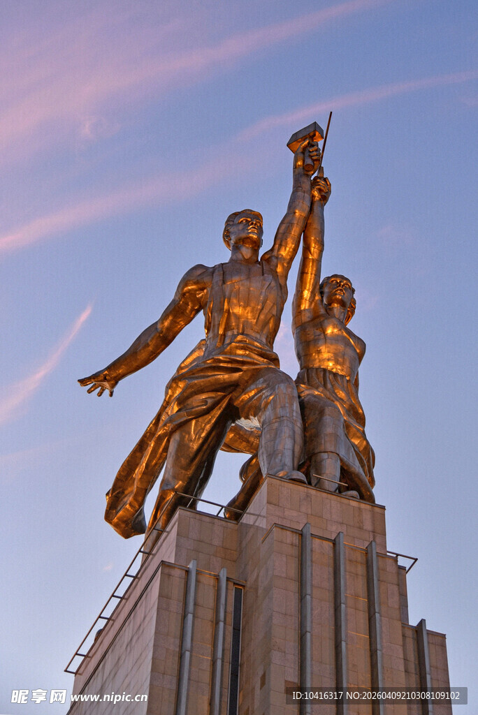 工人与女庄员雕像