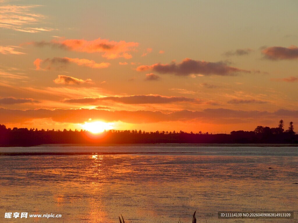 夕阳下的美丽海滨风光