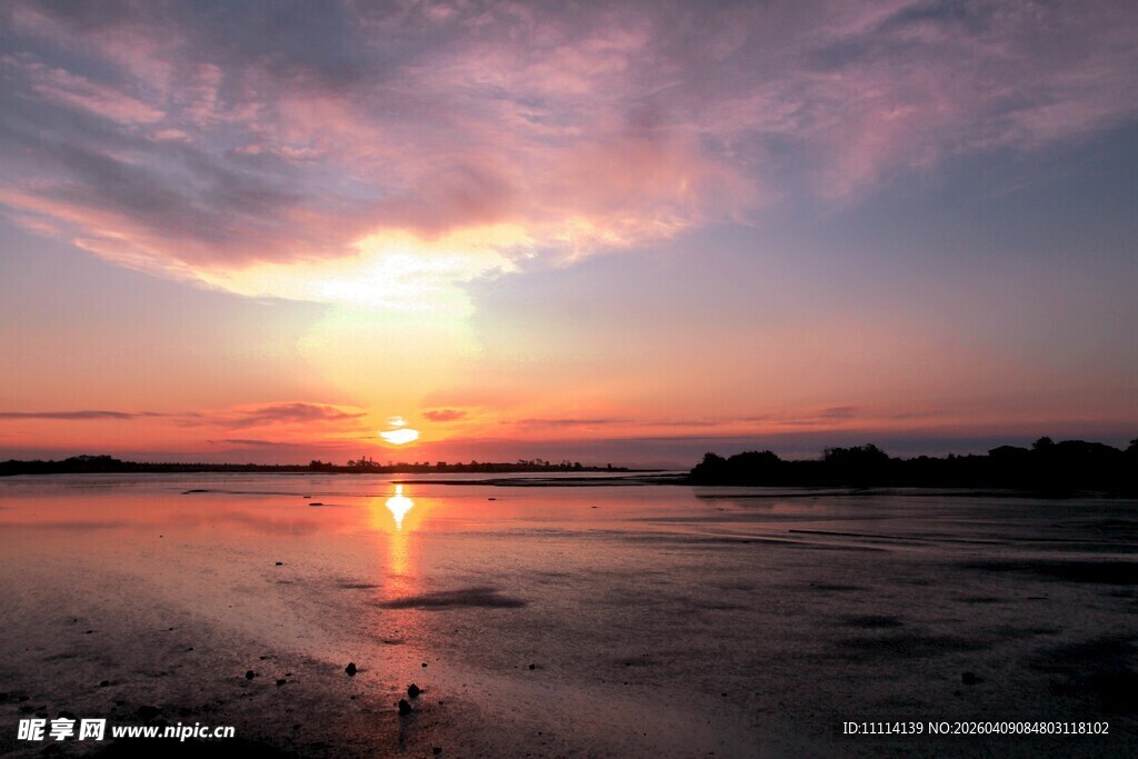 夕阳下的宁静海滨美景