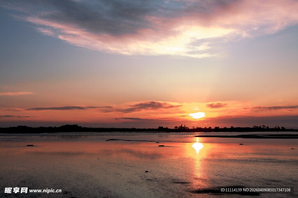 夕阳下的宁静水面美景