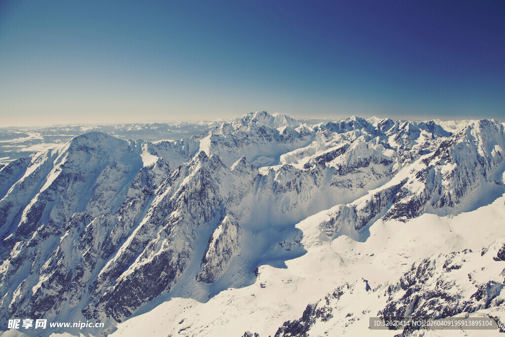 壮丽雪山高空俯瞰美景