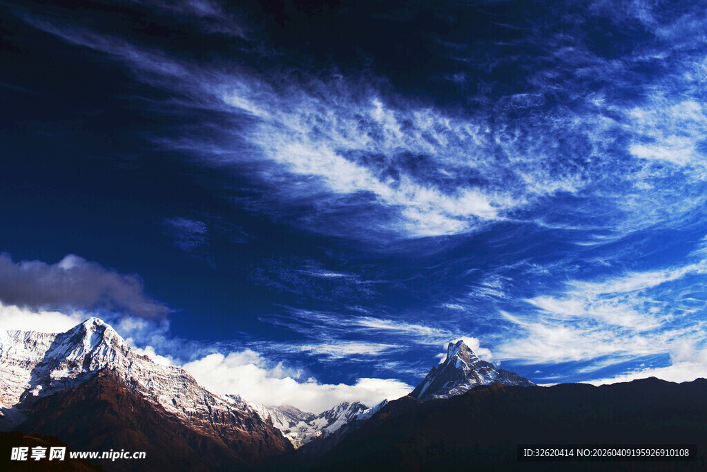 壮丽雪山与绚丽天空景观