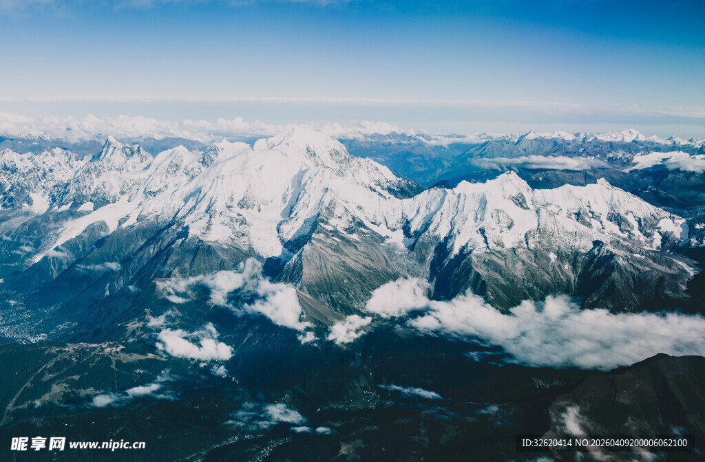 俯瞰壮丽雪山云海景观