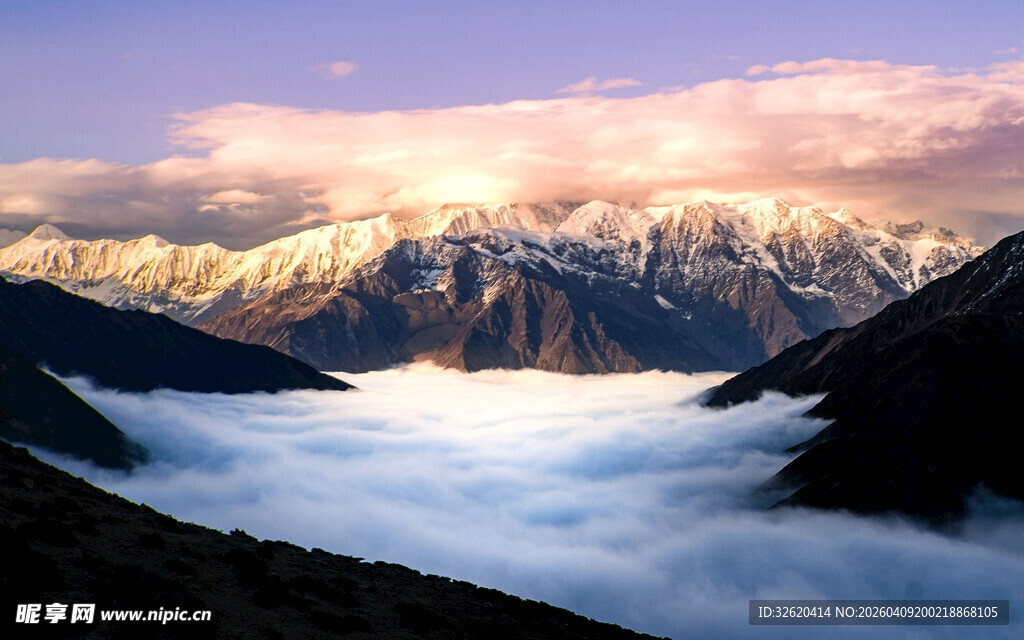 云海之上的壮丽雪山景色