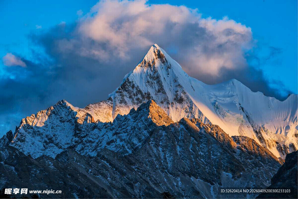 壮丽雪山日出美景