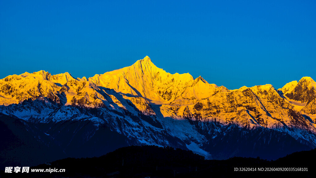 日照金山壮丽雪山景观