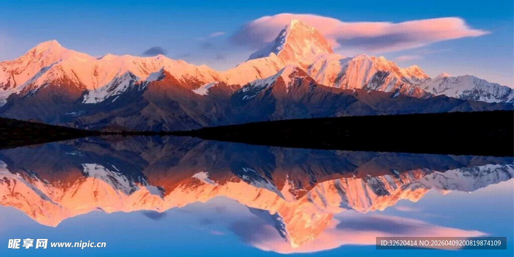 壮丽雪山湖面倒影美景