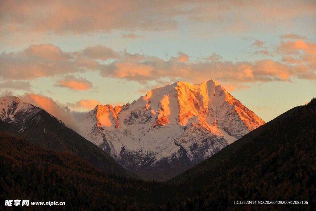 夕阳下的壮丽雪山美景
