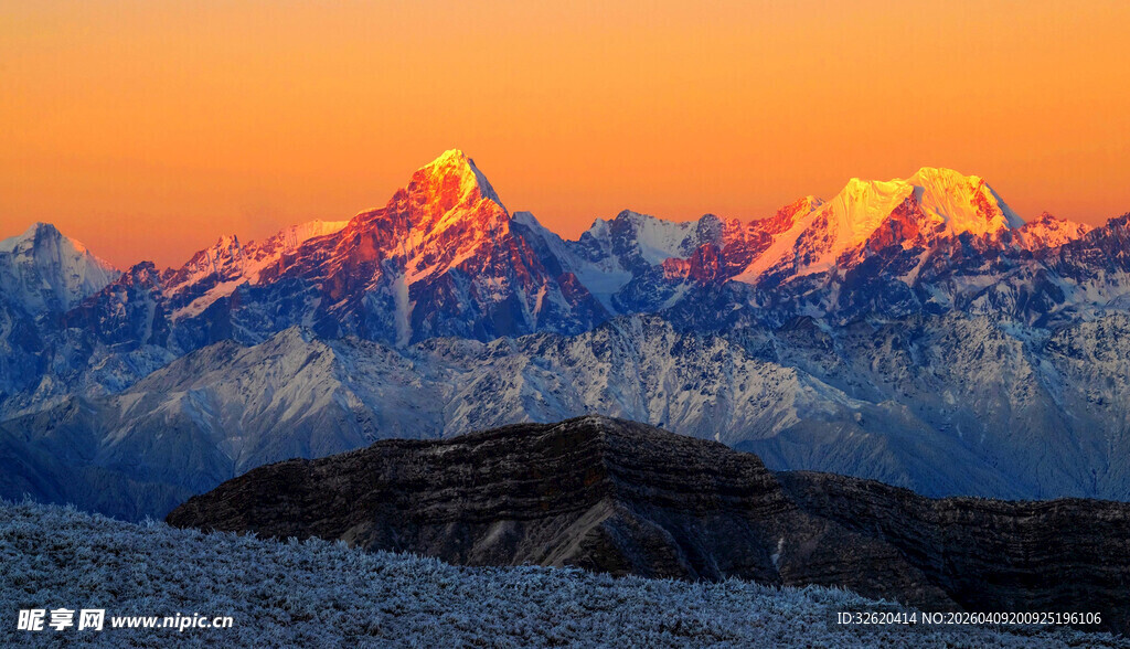 壮丽雪山日出美景