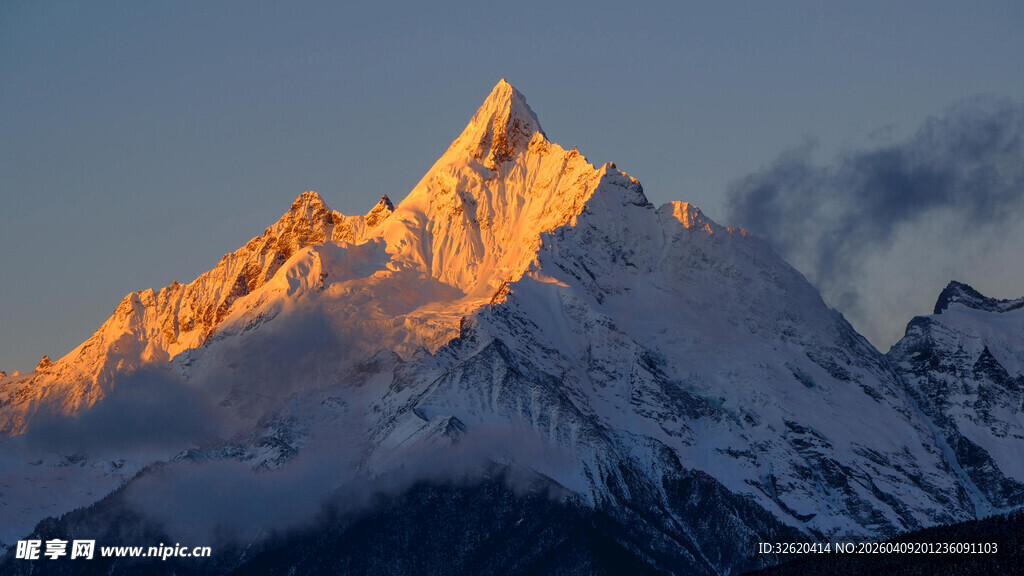 日照金山的壮丽雪山景观