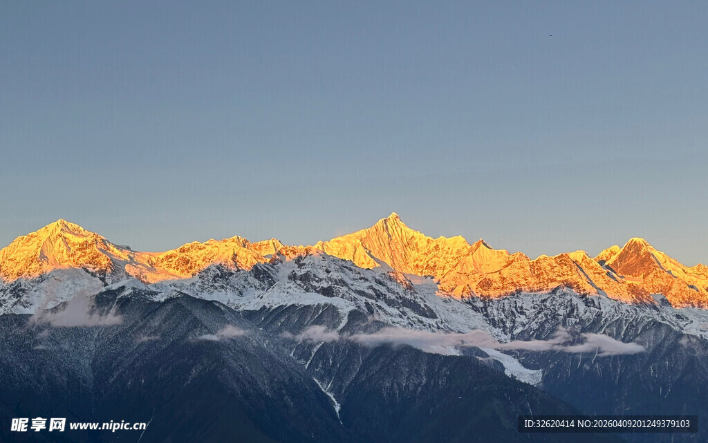 雪山日出美景