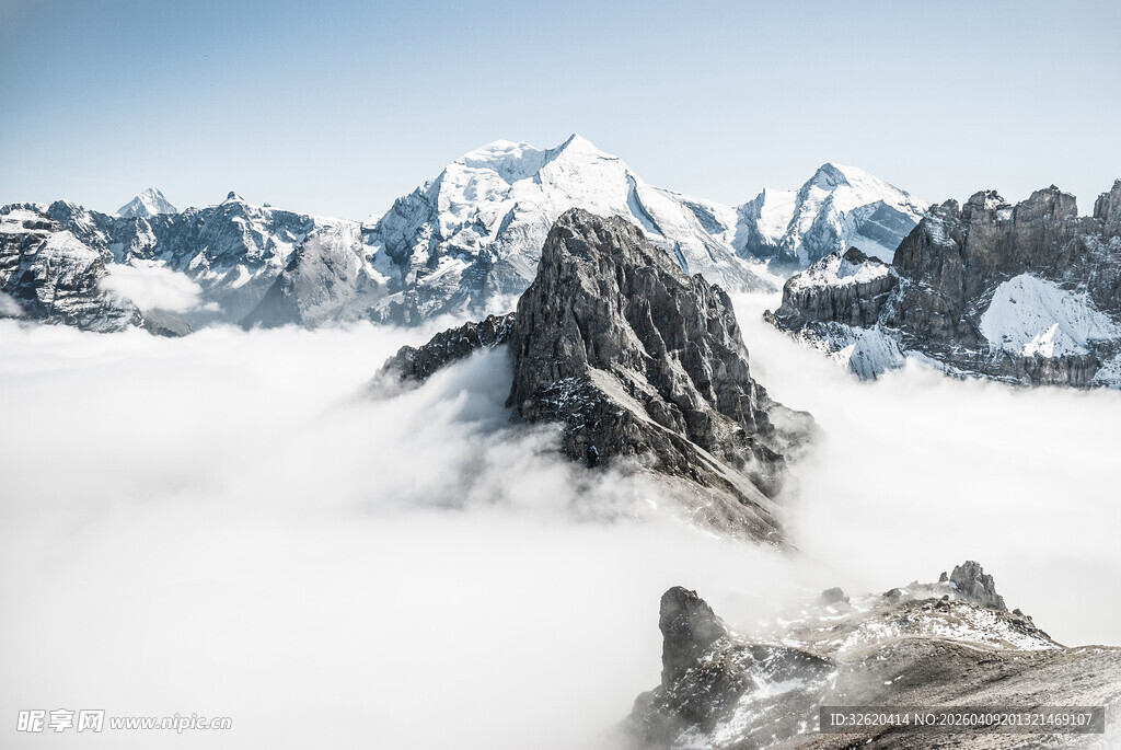 云雾缭绕中的巍峨雪山