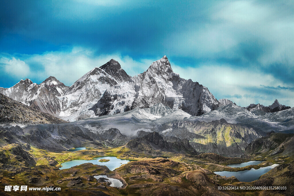 壮丽雪山与山间湖泊美景