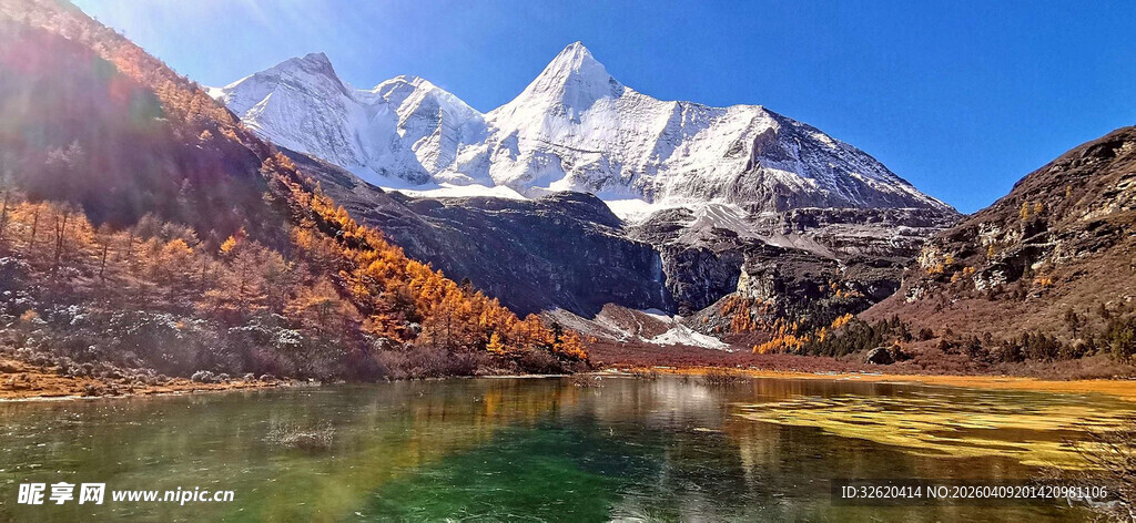 雪山下的多彩湖畔美景