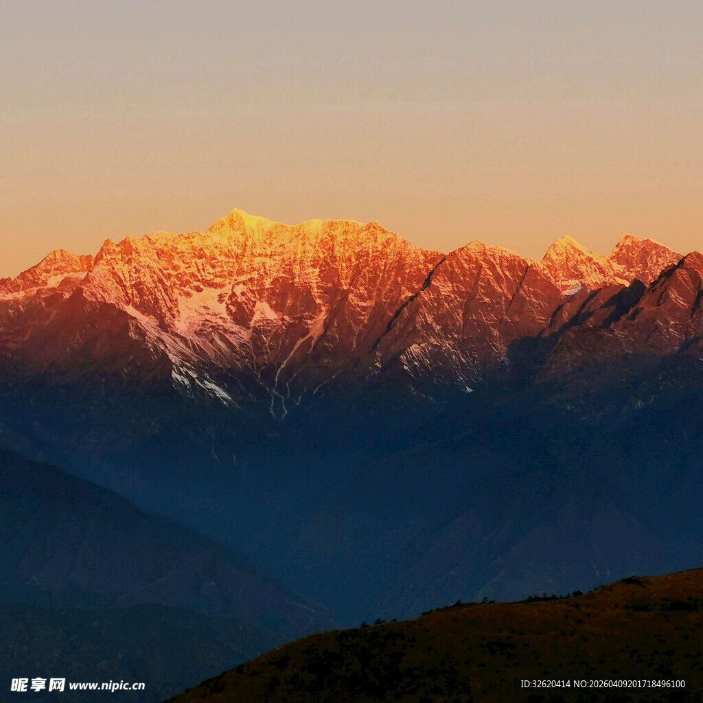 壮丽雪山日出