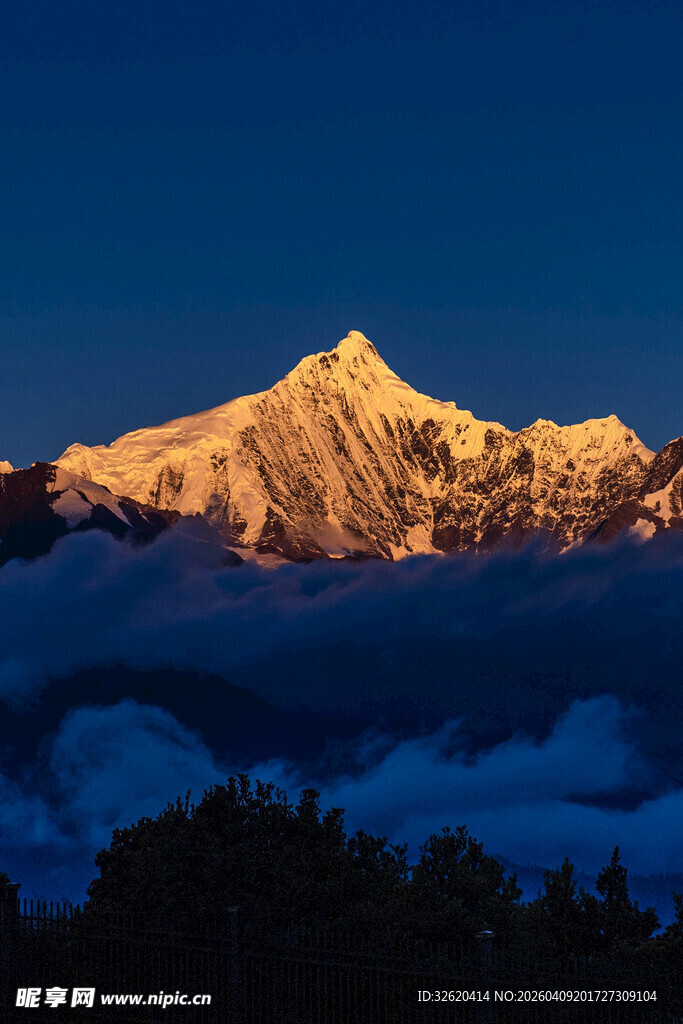 雪山壮丽日出景观