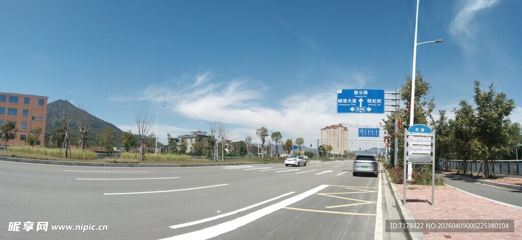 城市道路旁的路标景象