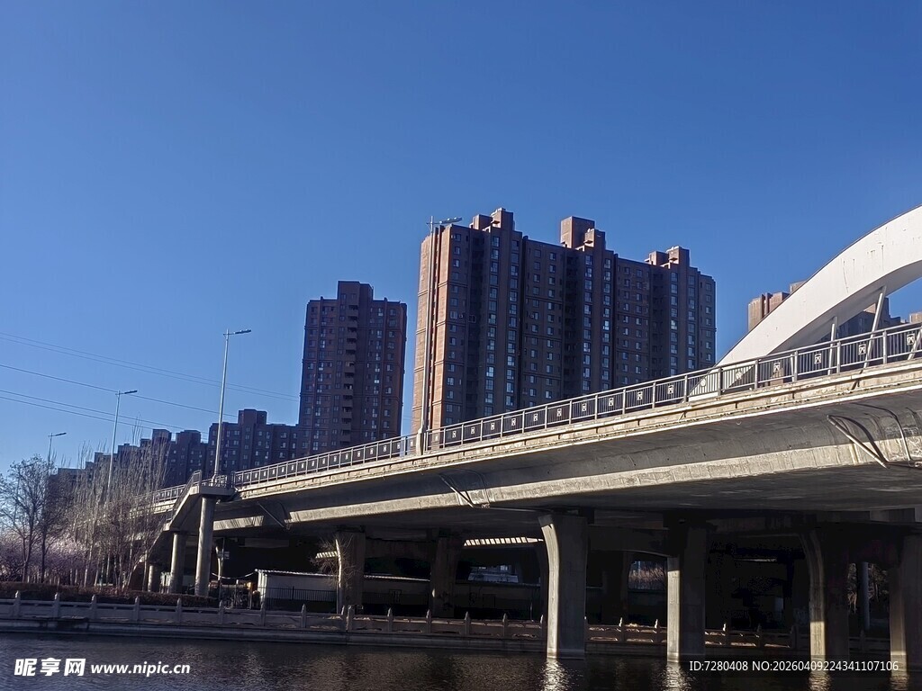 城市桥梁与高楼景致