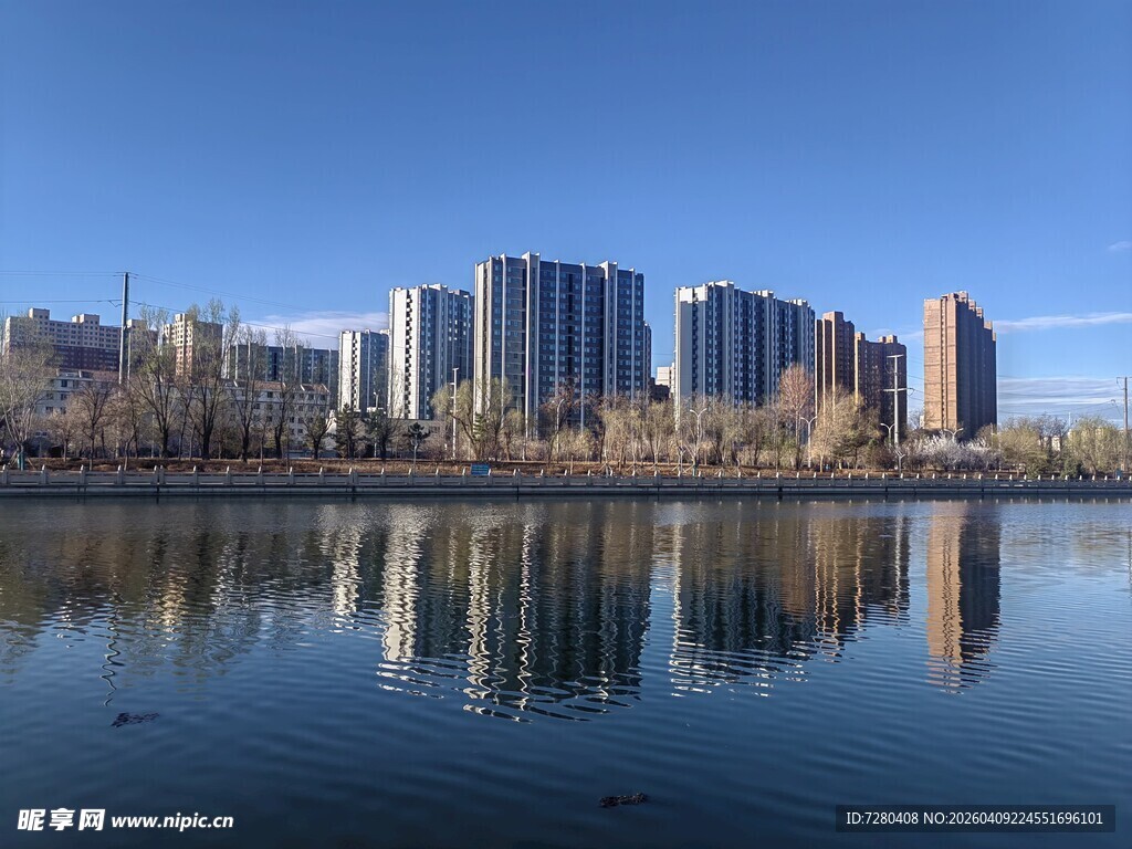 城市湖畔风光倒影如画